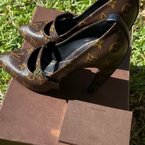 Authentic Louis Vuitton monogram canvas star power pumps size 38/8 US